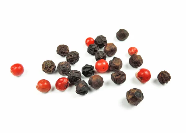 Granos de pimienta roja y negra — Foto de Stock