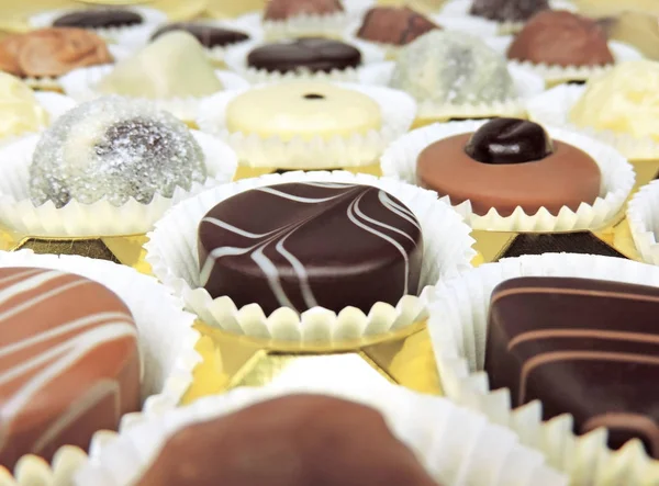 Cioccolatini o deliziosi tartufi di cioccolato — Foto Stock