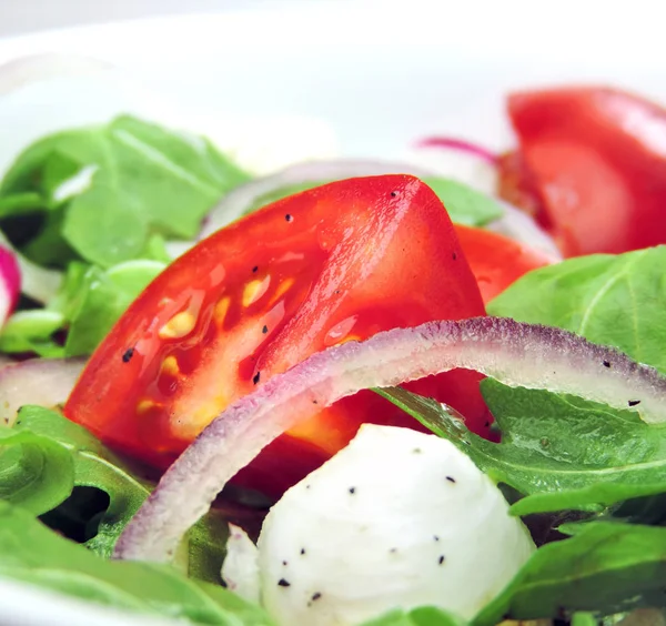 Salada de rúcula fresca com queijo mussarela — Fotografia de Stock