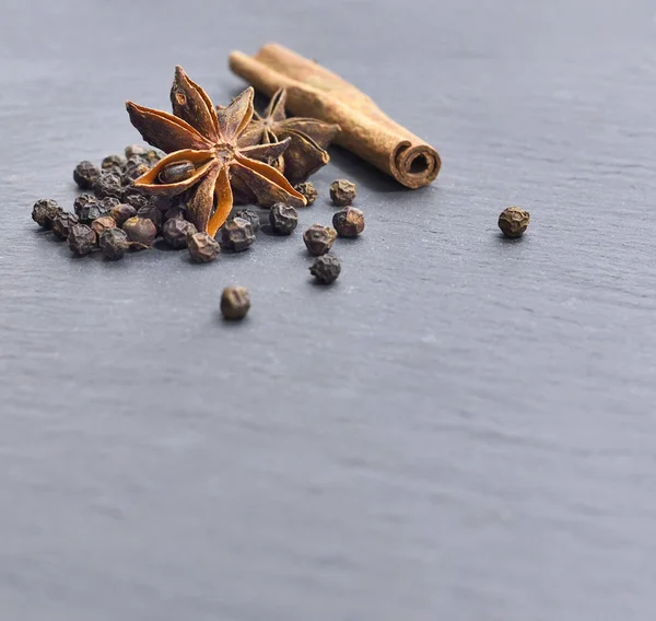 Крупногабаритный снимок звездного аниса, корицы и черного перца — стоковое фото