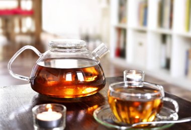 Çay, mumlar yanan ile sıcak bir içecek sahne 