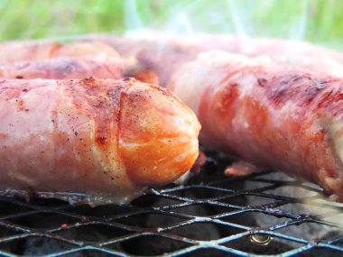 Barbekü ızgara sosis ile