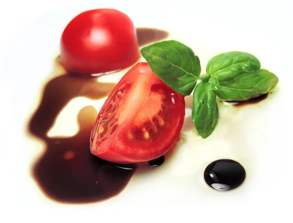 Свіжий томатний салат з бальзамічним оцтом — стокове фото
