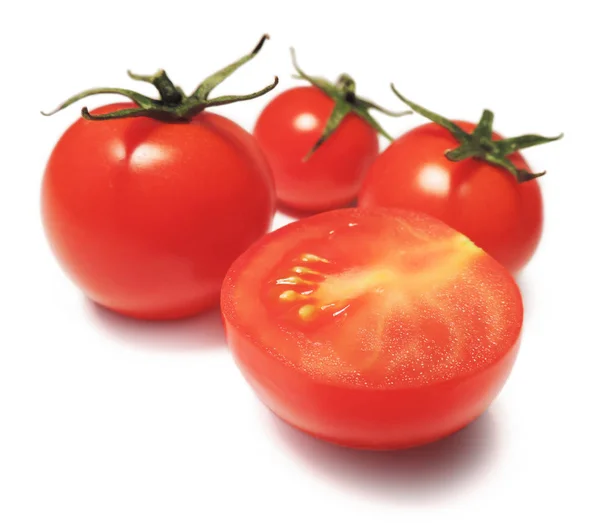 Tomates frescos y maduros, aislados sobre blanco — Foto de Stock
