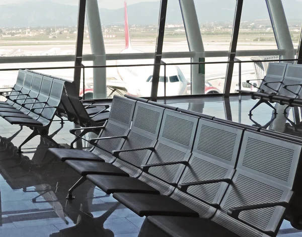 Espace d'attente de l'aéroport avec sièges vides — Photo