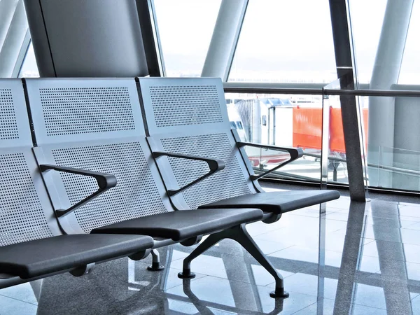 Espace d'attente de l'aéroport avec sièges vides — Photo