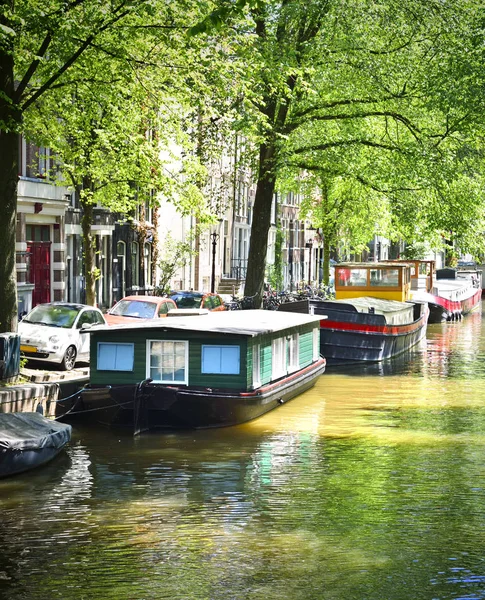 Amsterdam canal scene mit hausbooten — Stockfoto