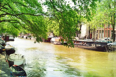 Amsterdam kanal sahne ile bağlantılı tekneler