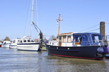 Bir riverside adlı bağlantılı tekneler