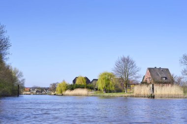 bir riverside evinde