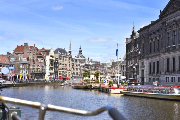 Amsterdam canal scéna s výletní lodě — Stock fotografie