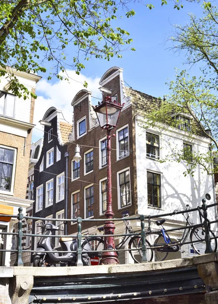 Amsterdam canal scene mit holländischen häusern — Stockfoto