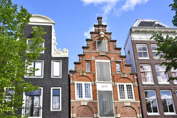 Dutch houses at a canal of Amsterdam — Stock Photo, Image