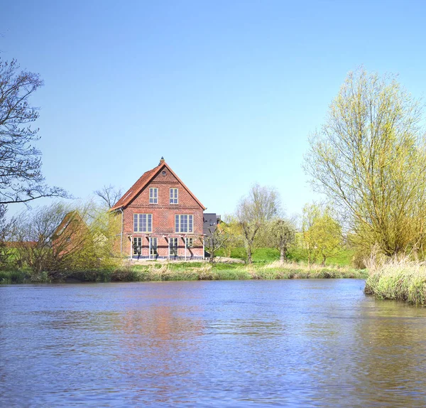 Дом на берегу реки — стоковое фото