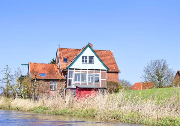 Haus am Flussufer — Stockfoto