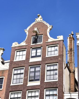 Amsterdam City mavi gökyüzü ile Hollanda evleri