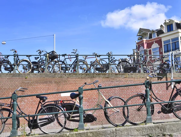 Bicicletas en Amsterdam — Foto de Stock