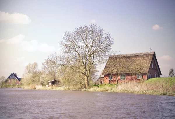 Kışın nehir pastoral sahne — Stok fotoğraf