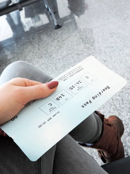Väntar på boarding med boardingkort — Stockfoto