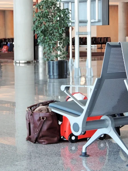 Сцена в аэропорту с одиноким багажом — стоковое фото