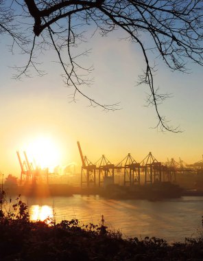 Gün batımı veya Hamburg liman güneş doğarken