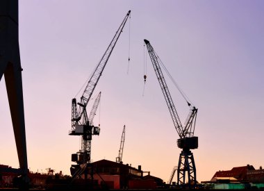 Günbatımında liman Vinçler