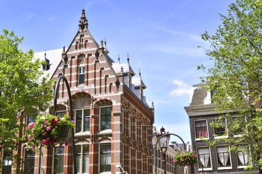 Hollanda evleri ile Amsterdam kanal sahne