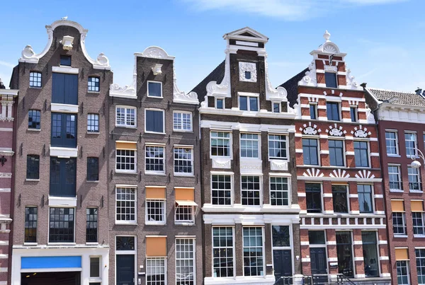 Holandské domy na kanál v Amsterdamu — Stock fotografie