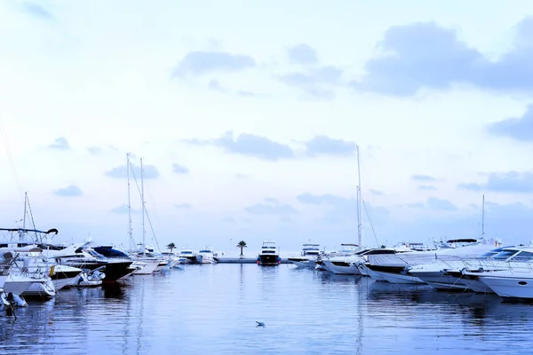 Yacht scène portuaire à l'heure bleue — Photo