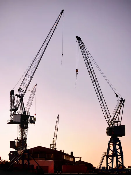 Günbatımında liman Vinçler