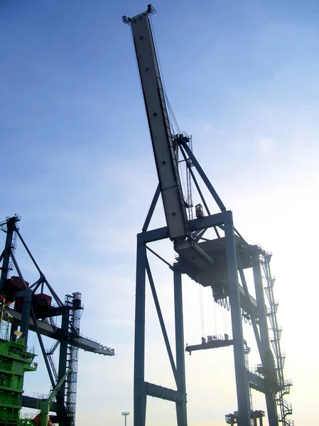 Harbor kranar i solen, fr — Stockfoto