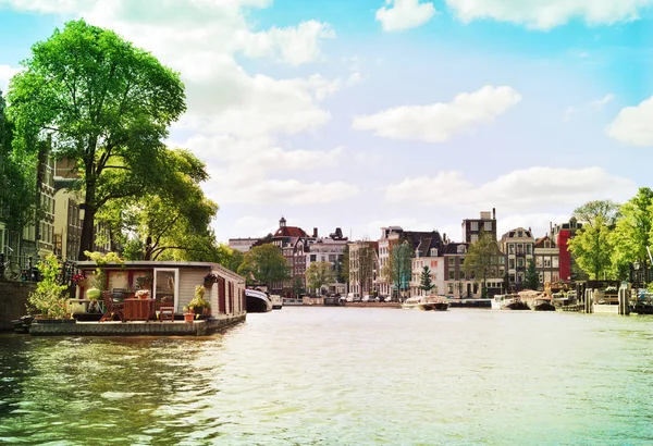 Kanal bei Amsterdam City — Stockfoto