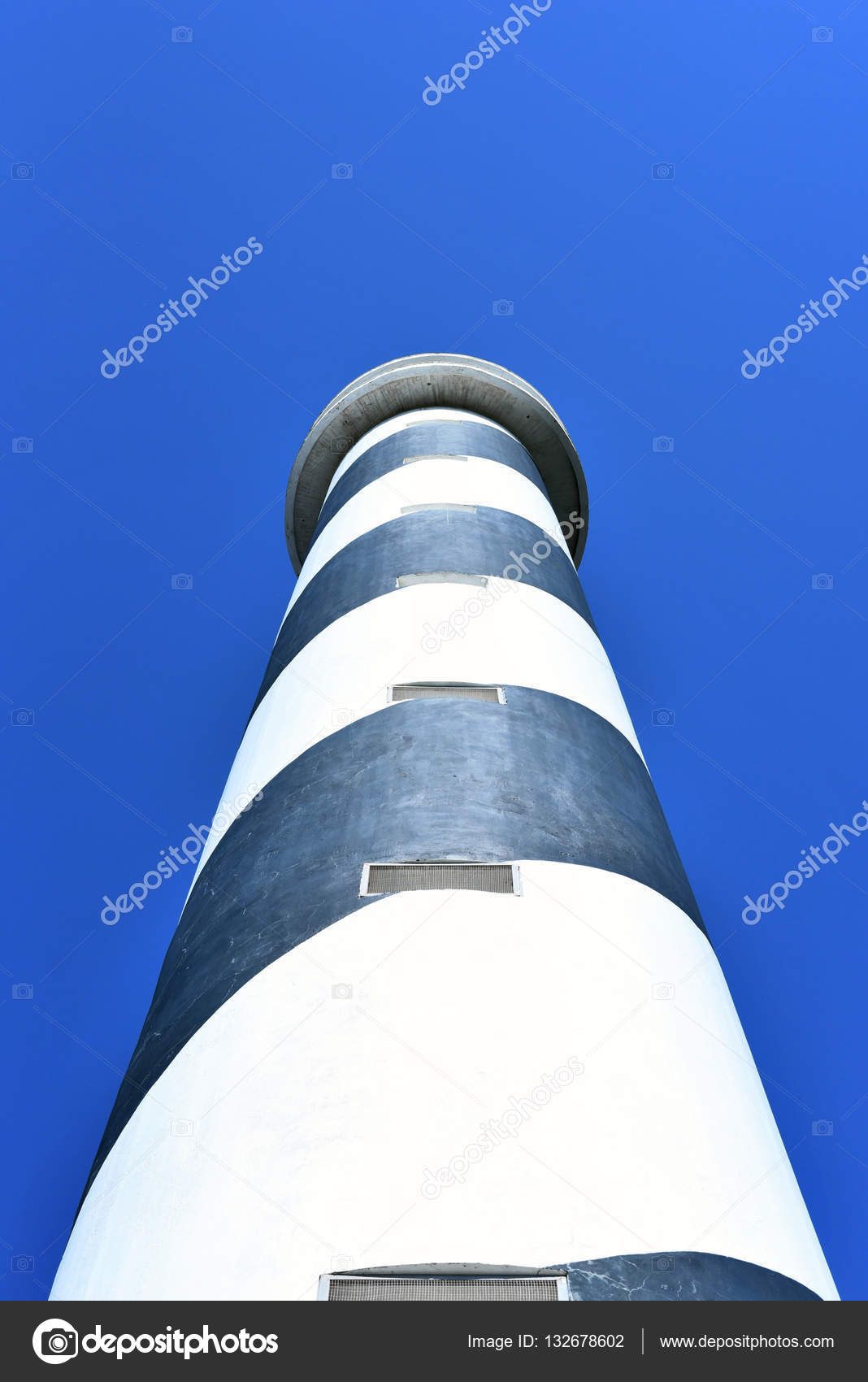 Schwarz-weiß gestreifter Leuchtturm oder Leuchtfeuer - Stockfotografie:  lizenzfreie Fotos © Eivaisla 132678602