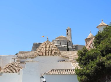 Ibiza şehir antik çan kulesi ile