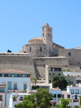 Ibiza şehir antik çan kulesi ile