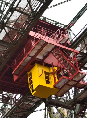 Eski bir fabrika takside vinç