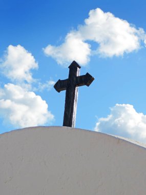 Beyaz bir kilise çapraz 