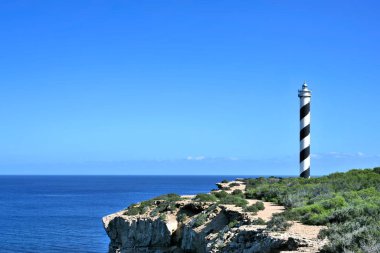 Siyah ve beyaz çizgili deniz feneri