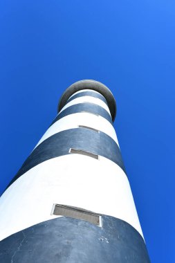 Siyah ve beyaz çizgili deniz feneri veya işaret