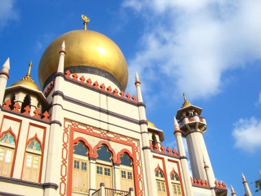 Altın kubbe ile güzel Camii