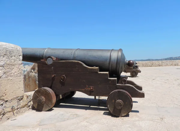 Cañón viejo en una fortificación histórica —  Fotos de Stock