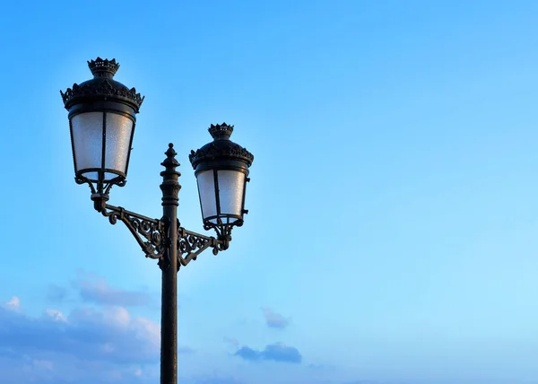 Antika sokak ışıkları — Stok fotoğraf