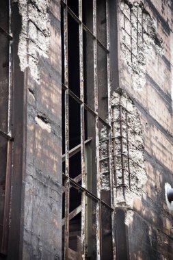 Kırık pencere ile eski endüstriyel tesis