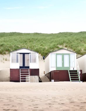 Plaj kulübe beach kumulları arkasında