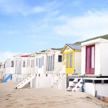 Çok renkli plaj kulübe sahilde