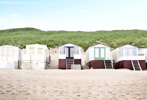 Strandhütten hinter Stranddünen — Stockfoto