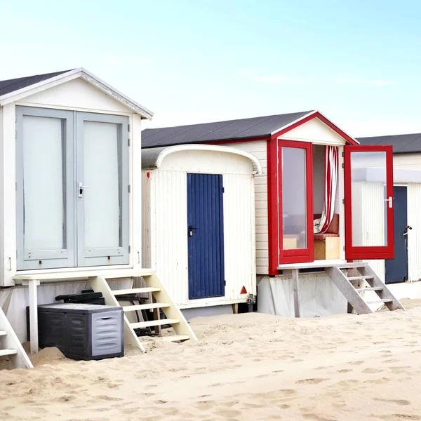 Різнокольорові пляжні хатини на пляжі — стокове фото