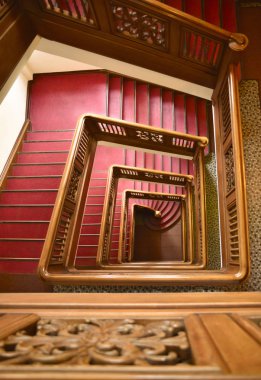 Döner merdiven ahşap direksiyon ile