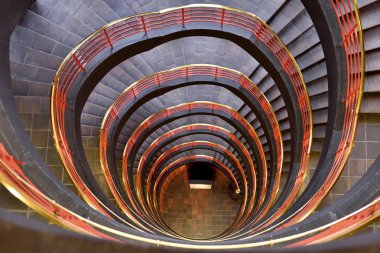 Kırmızı ve altın direksiyon ile döner merdiven,