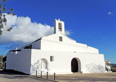 Beyaz, mavi gökyüzü ile İspanyol kilisesi